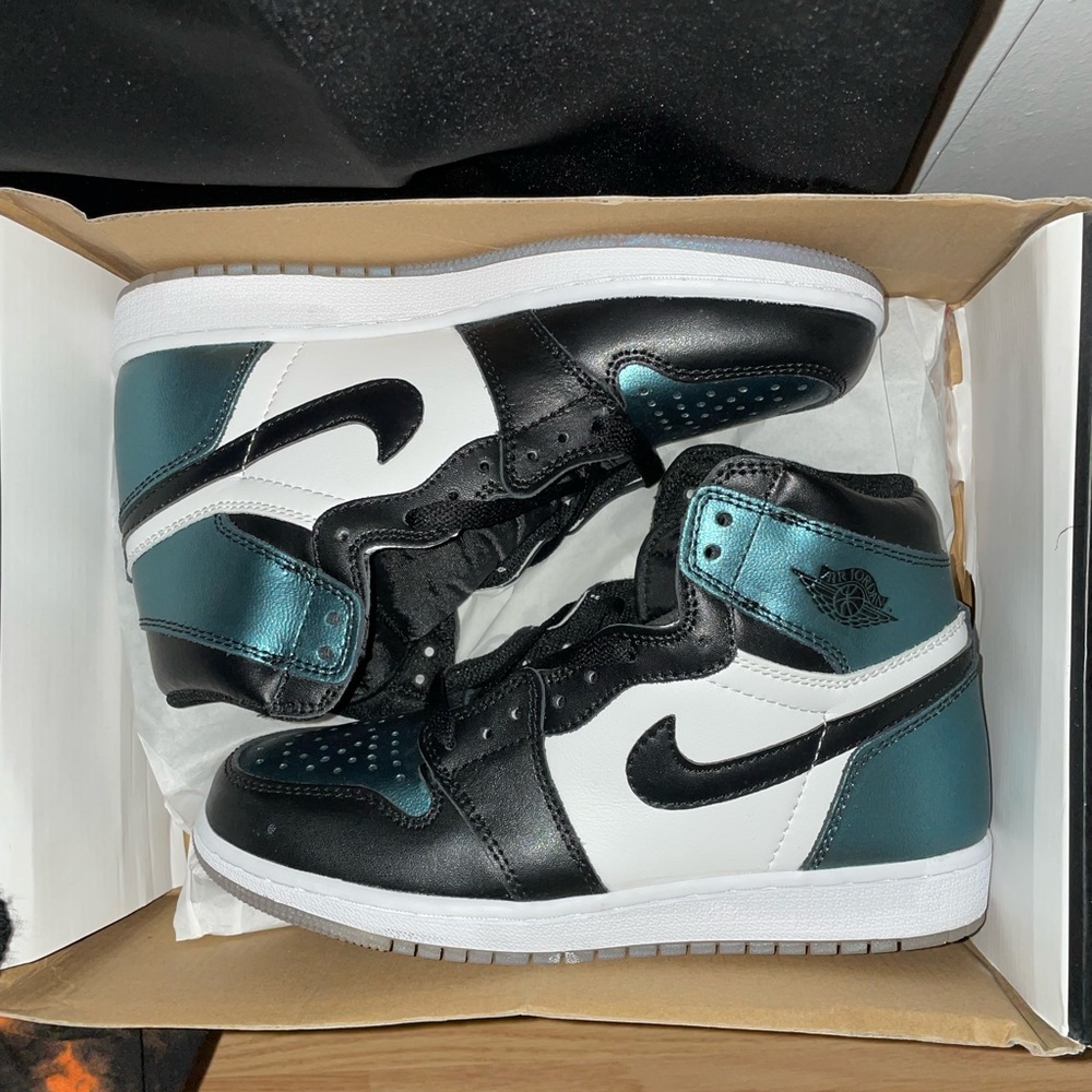 Air Jordan 1, Womens 7 also 5.5 in mens. Never worn